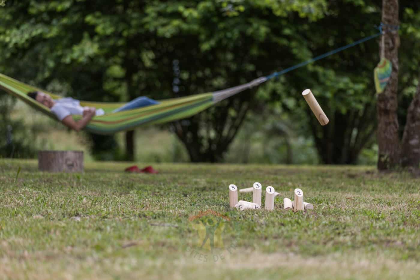 Détente dans le hamac du jardin du gîte de la bergerie